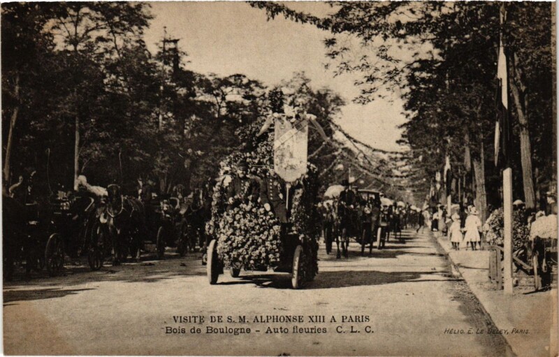 Carte postale ancienne Visite de Sa Majesté Alphonse XIII à Paris - Bois de Boulogne - Autos Fleuries à Paris 16e