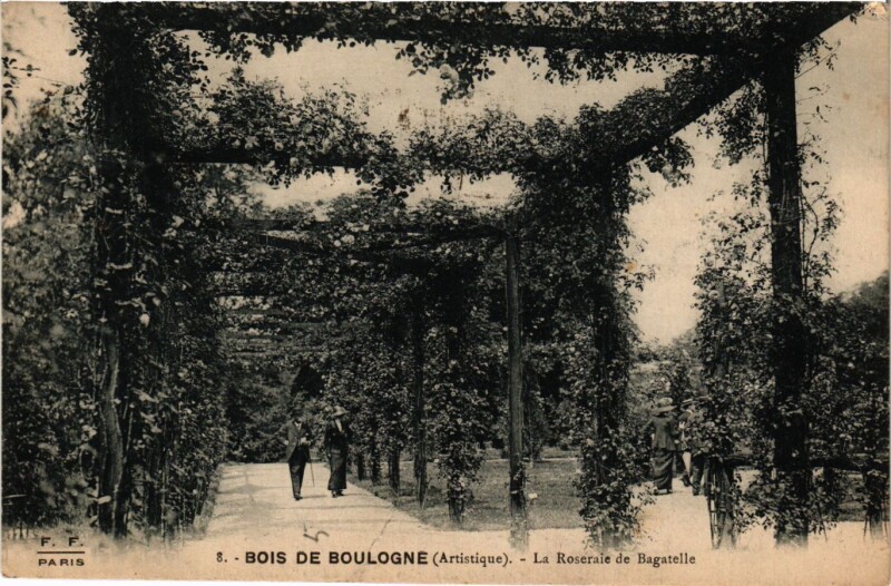 Carte postale ancienne Bois de Boulogne - La Roseraie de Bagatelle à Paris