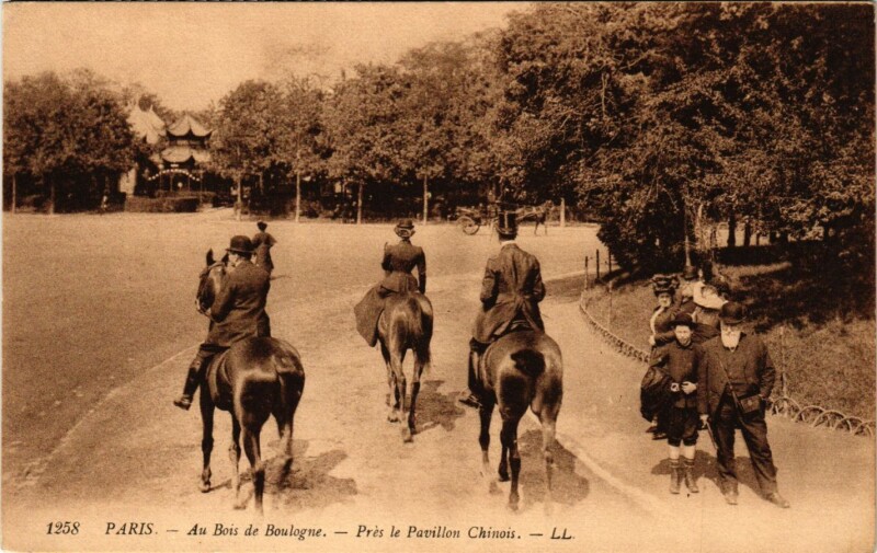 Carte postale ancienne Au Bois de Boulogne - Près le Pavillon Chinois à Paris 16e