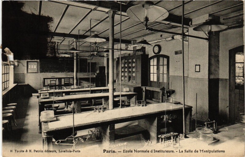 Carte postale ancienne Ecole Normale d'Instituteurs. - La Salle de Manipulations à Paris 16e