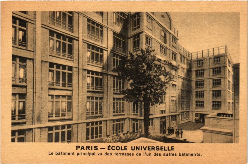 Carte postale ancienne Ecole Universelle - Le bâtiment principal vu des terrasses de l'un des autres bâtiments à Paris 16e