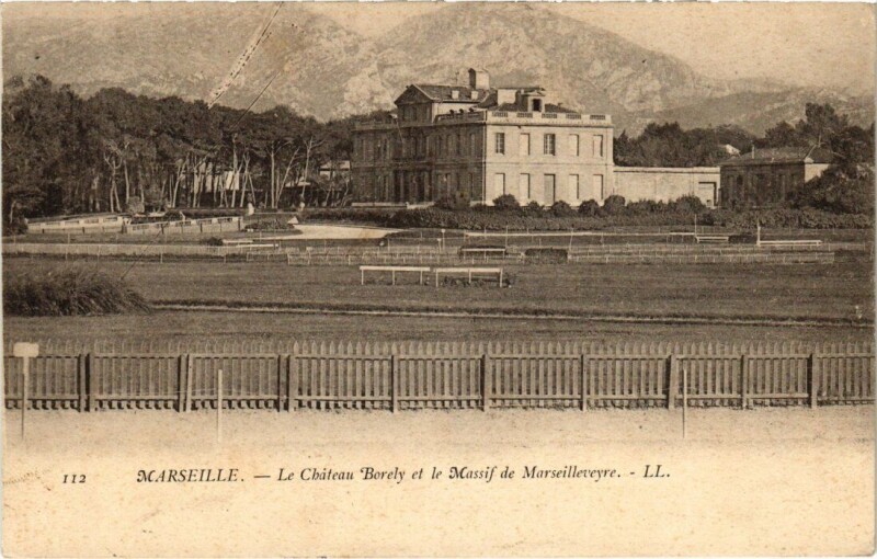 Carte postale ancienne Marseille - Le Chateau Borely et le Massif de MARSEILLEveyre à Marseille