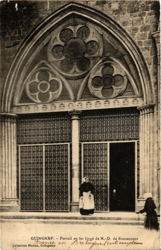 Carte postale ancienne Guingamp Portail en fer forgé de Notre-Dame à Guingamp