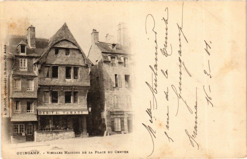 Carte postale ancienne Guingamp Vieilles de la Place du Centre à Guingamp