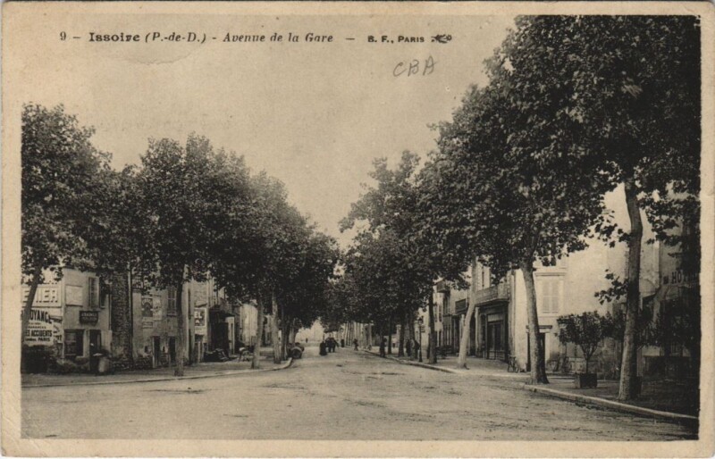 Carte postale ancienne Issoire Avenue de la Gare à Issoire