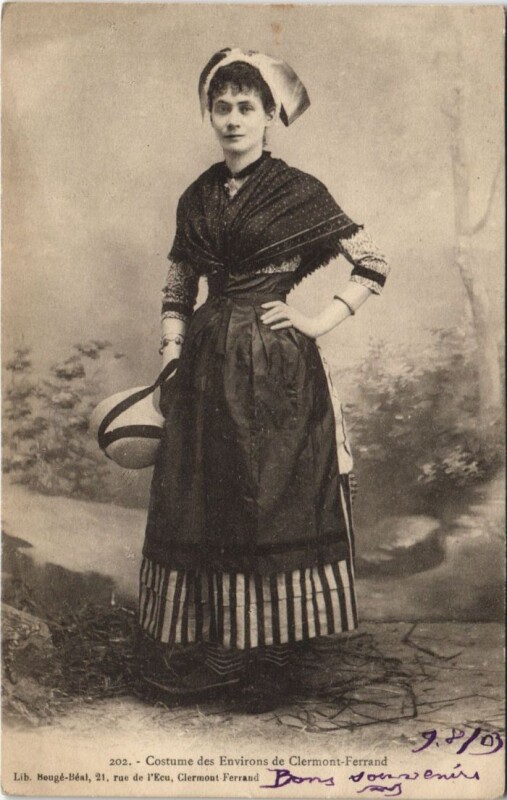 Carte postale ancienne Clermont-Ferrand Environs - Costume - Femme à Clermont-Ferrand