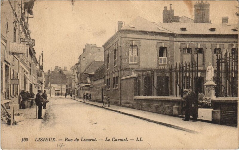 Carte postale ancienne Lisieux Rue de Livarot - Le Carmel à Lisieux