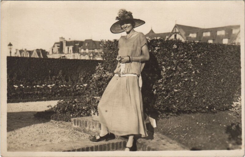 Carte postale ancienne Deauville Elegant Lady à Deauville