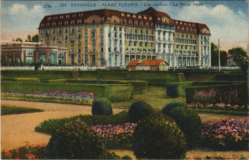 Carte postale ancienne Deauville Les Jardins - Le Royal Hotel à Deauville