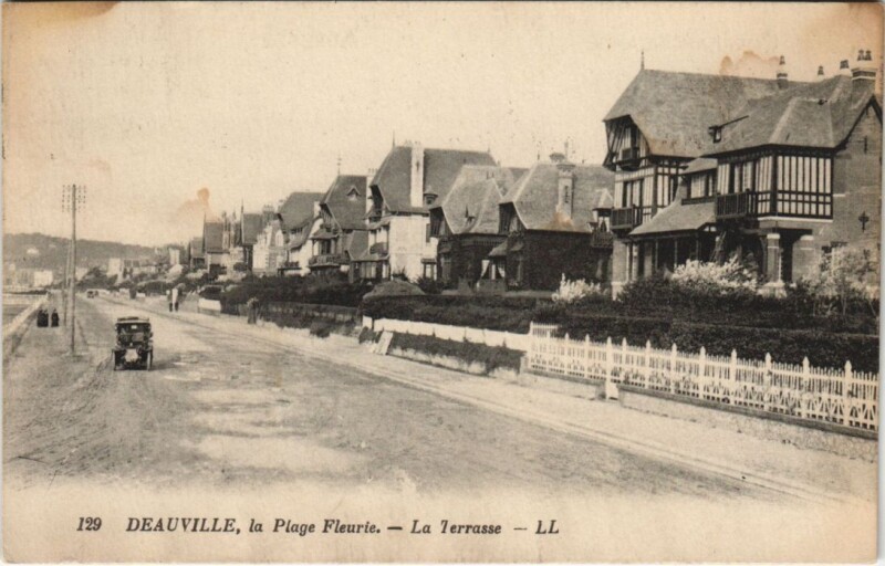 Carte postale ancienne Deauville La Plage Fleurie - La Terrasse à Deauville