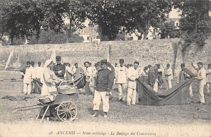 Carte postale ancienne Ancenis - Scene Militaire - Le Battage Des Couvertures