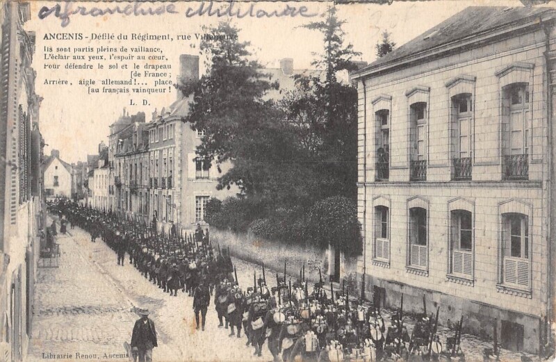 Carte postale ancienne Ancenis - Defile Du Regiment - Rue Villeneuve