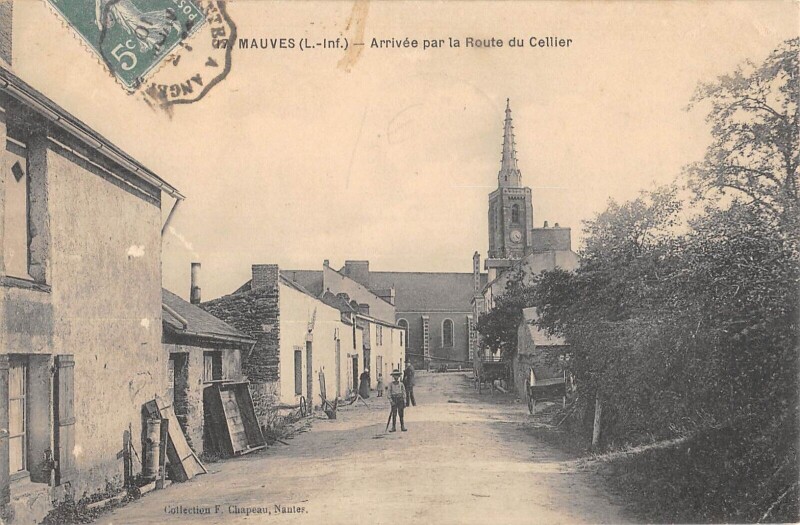 Carte postale ancienne Mauves - Arrivee Par La Route Du Cellier