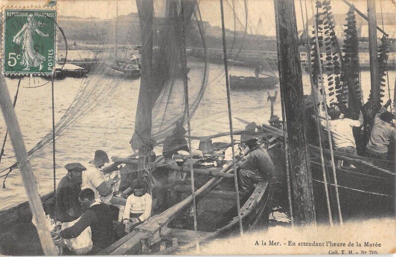 Carte postale ancienne A La Mer - En Attendant L'Heure De La Maree