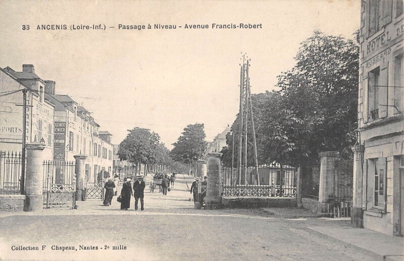 Carte postale ancienne Ancenis - Passage A Niveau - Avenue Francis Robert