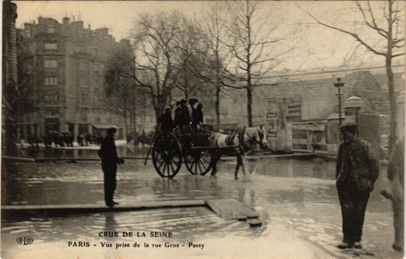 Carte postale ancienne Crue de la Seine - Vue prise de la rue Gros - Passy à Paris 16e