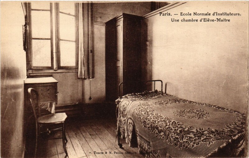 Carte postale ancienne Ecole Normale d'Instituteurs - Une chambre d'Elève-Maître à Paris 16e