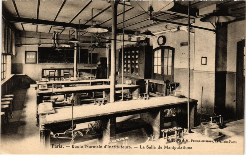 Carte postale ancienne Ecole Normale d'Instituteurs. - La Salle de Manipulations à Paris 16e
