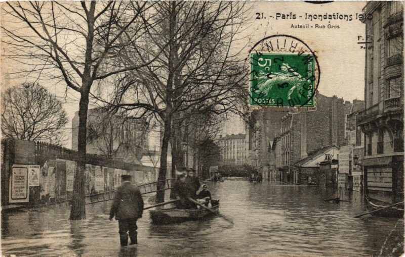 Carte postale ancienne Inondations 1910 - Auteuil - Rue Gros à Paris 16e