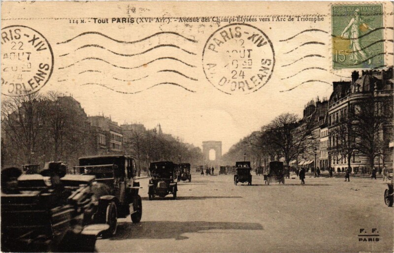 Carte postale ancienne Avenue des Champs-Elysées vers l'Arc de Triomphe à Paris 8e
