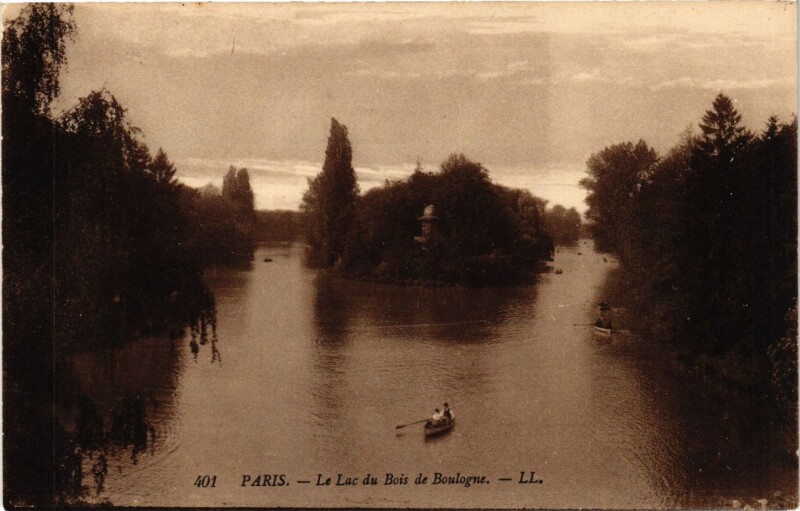 Carte postale ancienne Le Lac du Bois de Boulogne à Paris 16e