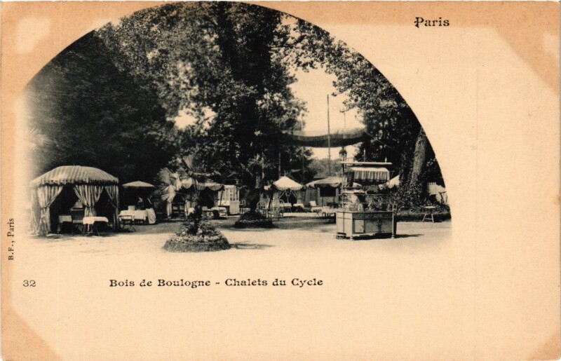 Carte postale ancienne Bois de Boulogne - Chalets du Cycle à Paris 16e