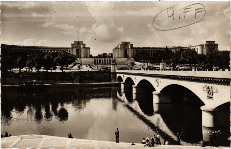 Carte postale ancienne Palais de Chaillot et le Pont d'Iéna à Paris 7e