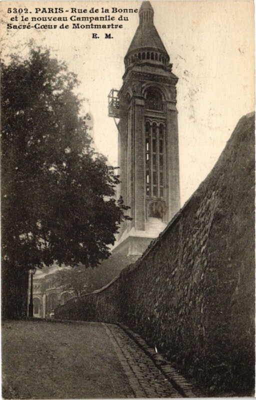 Carte postale ancienne Rue de la Bonne et le nouveau Campanile du Sacré-Coeur de Montmartre à Paris 18e
