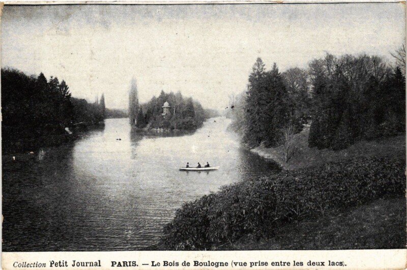 Carte postale ancienne Le Bois de Boulogne - vue prise entre les deux lacs à Paris 16e