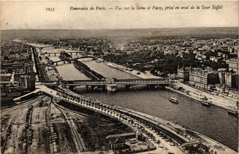 Carte postale ancienne Panorama de Paris -Vue sur la Seine et Passy prise en aval de la Tour Eiffel à Paris 7e