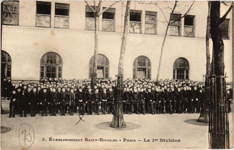Carte postale ancienne Etablissement Saint-Nicolas - La première Division à Paris 6e
