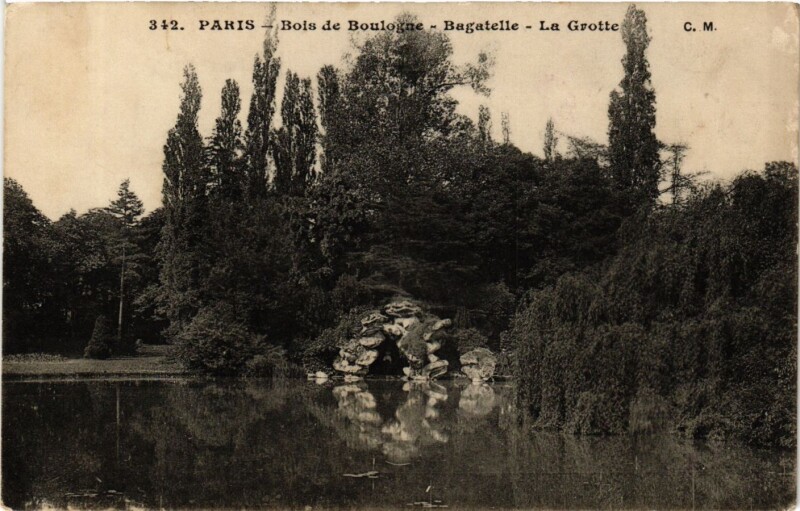 Carte postale ancienne Bois de Boulogne - Bagatelle - La Grotte à Paris 16e