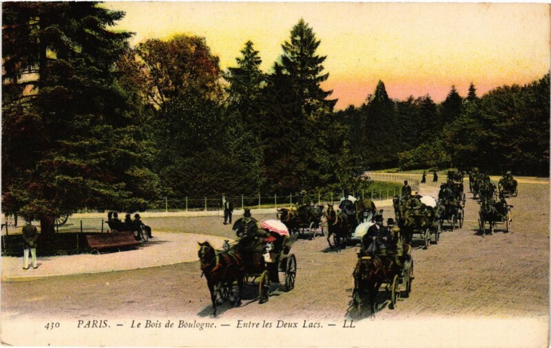 Carte postale ancienne Le Bois de Boulogne - Entre les deux Lacs à Paris 16e