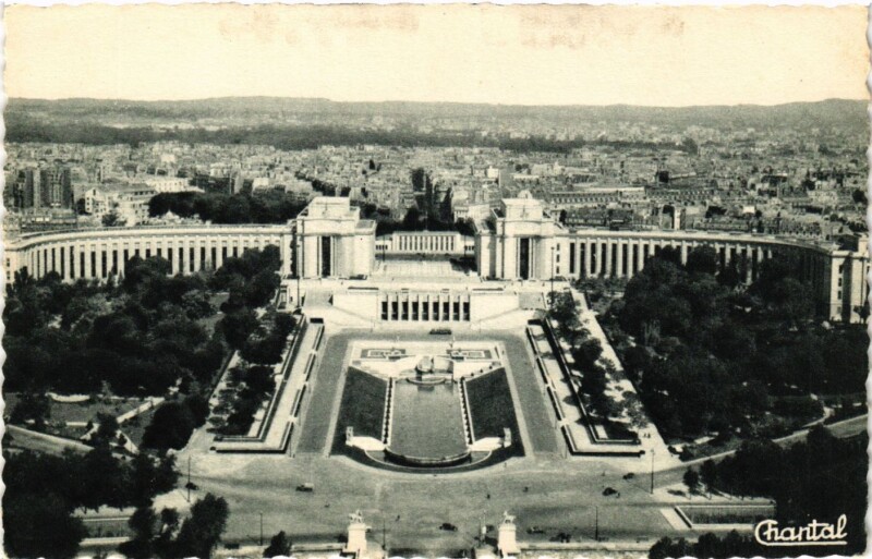 Carte postale ancienne Le Palais de Chaillot vu de la Tour Eiffel à Paris 7e