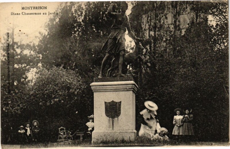 Carte postale ancienne Montbrison - Diane Chasseresse au Jardin à Montbrison