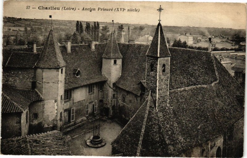 Carte postale ancienne Charlieu - Ancien Prieuré (Xvi siécle) à Charlieu