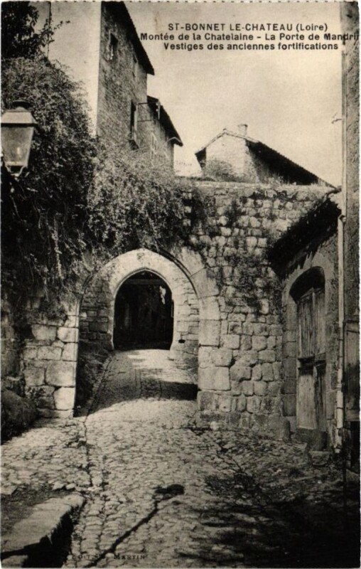 Carte postale ancienne Saint-Bonnet-le-Chateau -Montée de la Chatelaine-La Porte