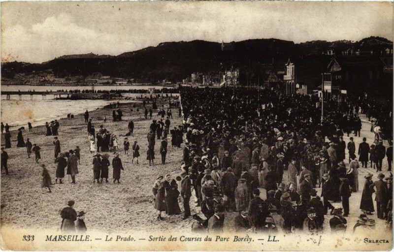 Carte postale ancienne Marseille Le Prado - Sortie des Courses du Parc Borely à Marseille