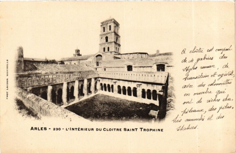 Carte postale ancienne Arles L'Interieur du Cloitre Saint-Trophine à Arles