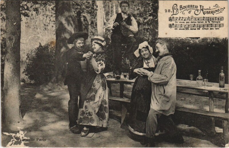Carte postale ancienne La Bourree d'Auvergne - Folklore