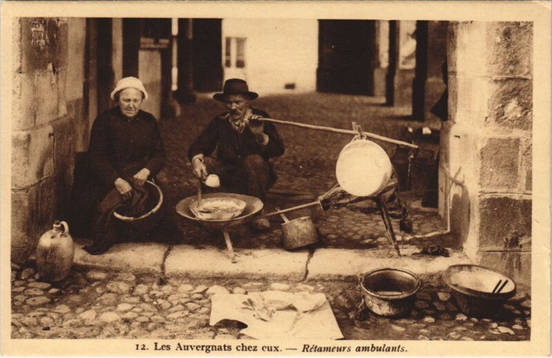 Carte postale ancienne Les Auvergnates Chez Eux - Retameurs Ambulants