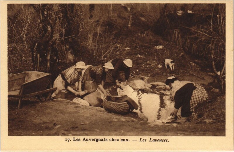 Carte postale ancienne Les Auvergnates Chez Eux - Les Laveuses