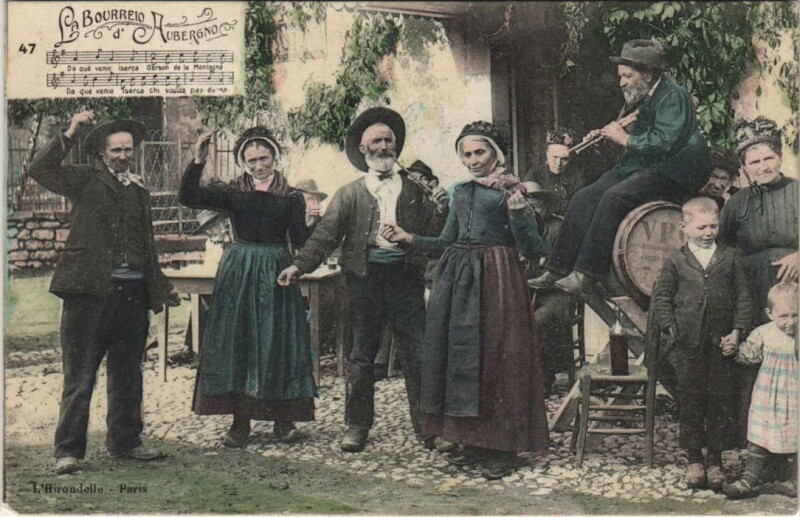 Carte postale ancienne La Bourree d'Auvergne - Folklore