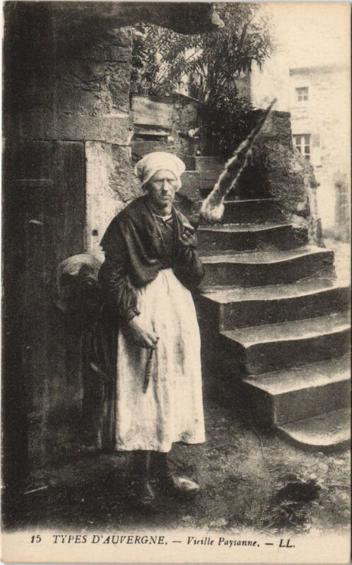 Carte postale ancienne Types d'Auvergne Vieille Paysanne