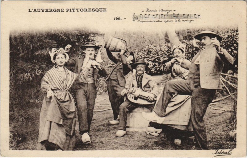 Carte postale ancienne La Bourree d'Auvergne - Folklore