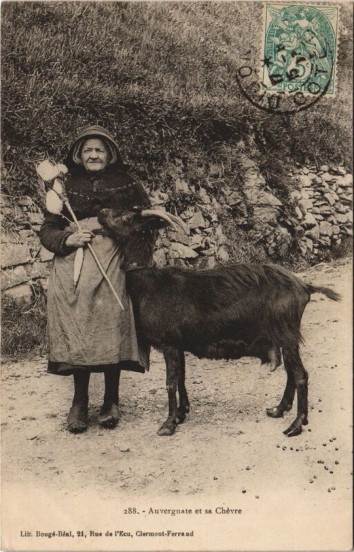 Carte postale ancienne Auvergnate et sa Chevre