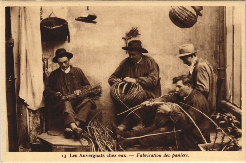 Carte postale ancienne Les Auvergnats Chez Eux - Fabrication des Paniers