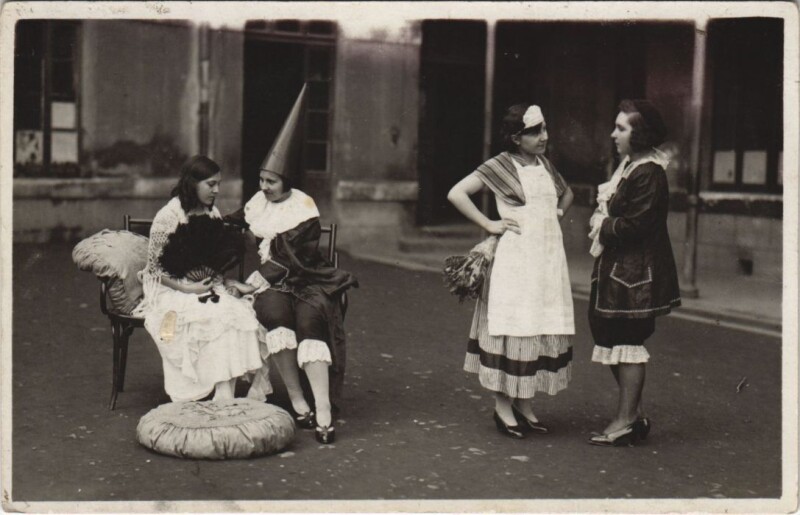 Carte postale ancienne Young Ladies - Types