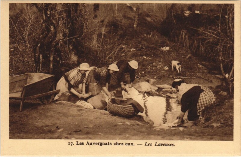 Carte postale ancienne Les Auvergnats Chez Eux - Les Laveuses