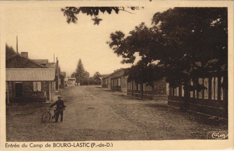 Carte postale ancienne Bourg-Lastic Entree du Camp de Bourg-Lastic à Bourg-Lastic